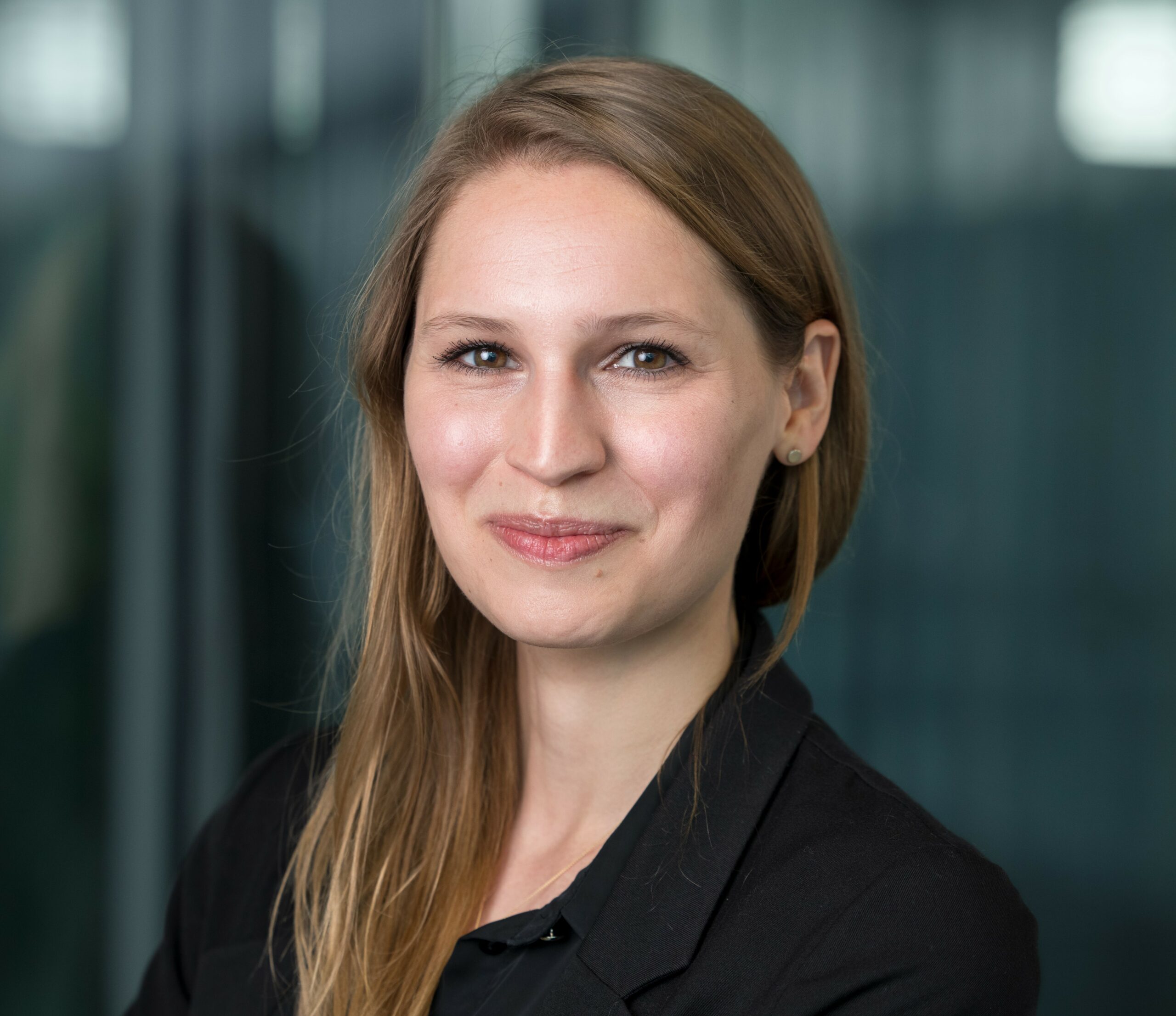 Nadine Strauß Portrait View